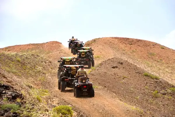 Comitiva de veículos todo-o-terreno a atravessar dunas no interior de Cabo Verde