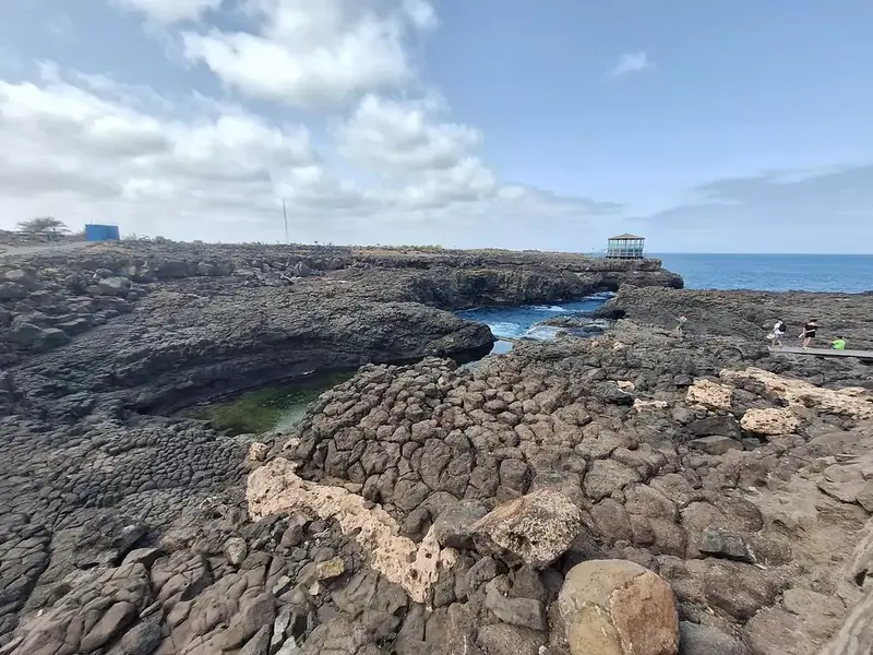 Formações rochosas vulcânicas junto ao oceano em Cabo Verde