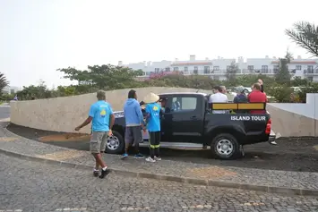 Camioneta Island Tour a recolher turistas para um passeio em Santa Maria